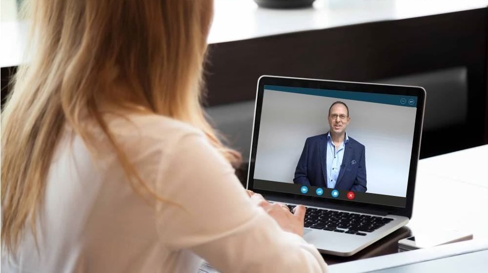 Eine Klientin im Video-Coaching mit Thorsten Springauf am Laptop