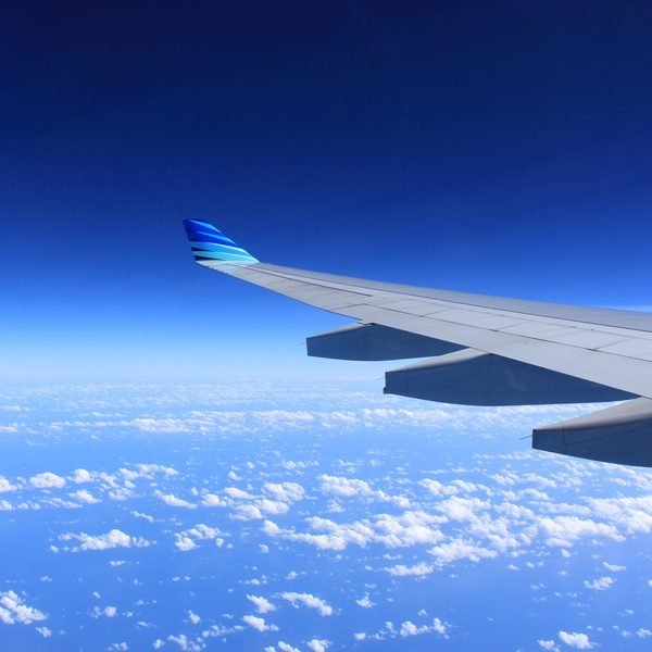 Blick aus dem Flugzeug auf die Wolken
